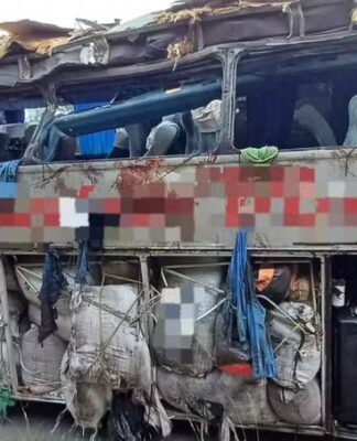 Ônibus que tombou na BR-423 destruído