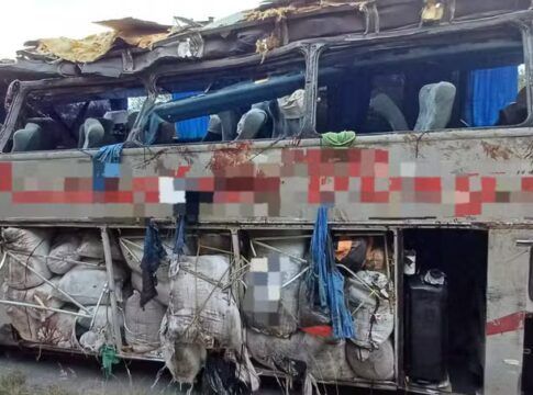 Ônibus que tombou na BR-423 destruído