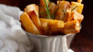 Batatas cortadas em palitos dentro de um pote