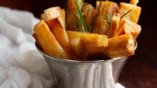 Batatas cortadas em palitos dentro de um pote
