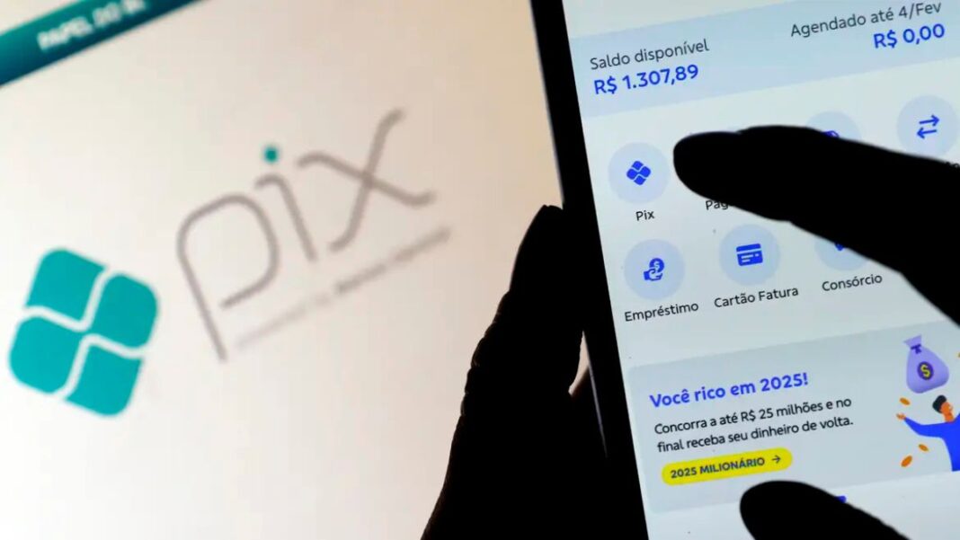 Celular com aplicativo do PIX com o saldo em conta a mostra