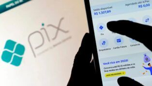 Celular com aplicativo do PIX com o saldo em conta a mostra