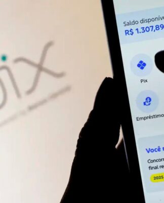 Celular com aplicativo do PIX com o saldo em conta a mostra