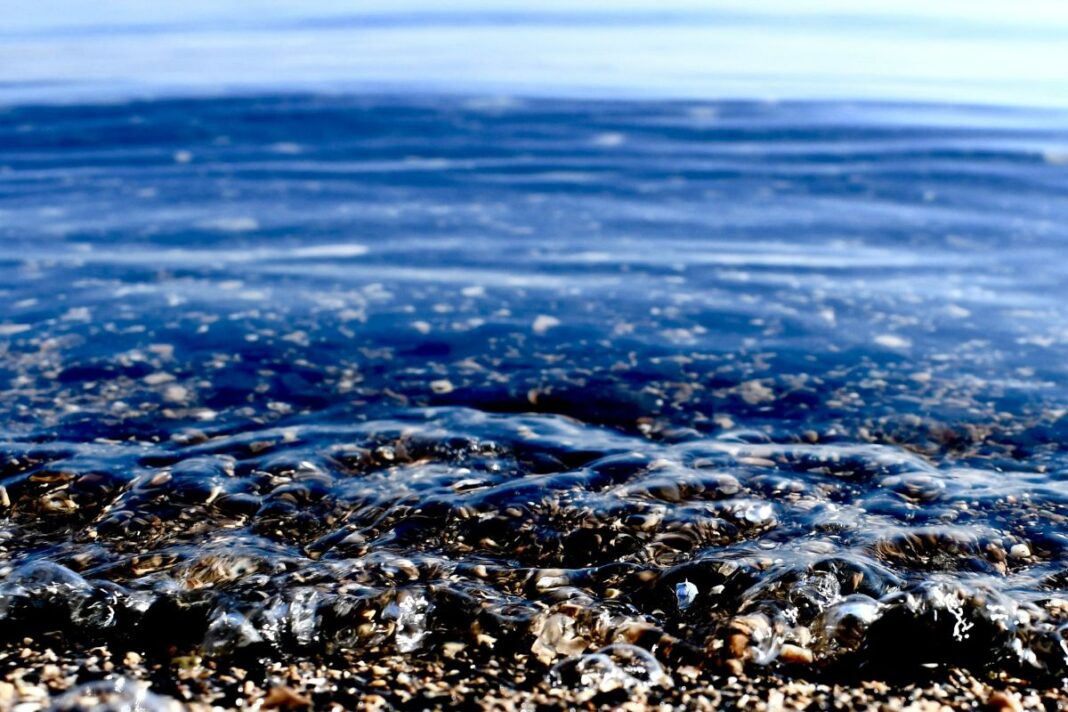 Imagem de cristais na areia do mar