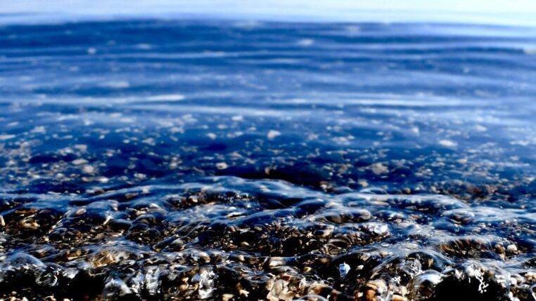 Imagem de cristais na areia do mar