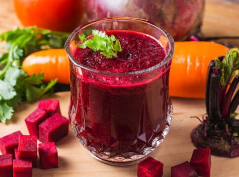 Copo de suco de beterraba