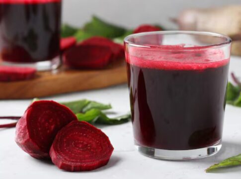 Copo de suco de beterraba