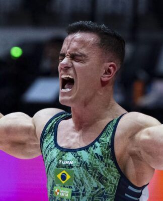 Foto de Caio souza após se classificar para as finais do individual geral