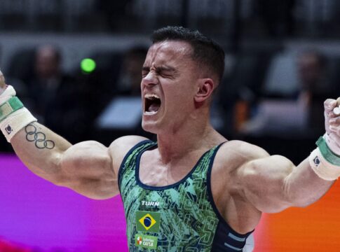 Foto de Caio souza após se classificar para as finais do individual geral