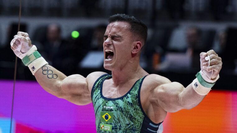 Foto de Caio souza após se classificar para as finais do individual geral