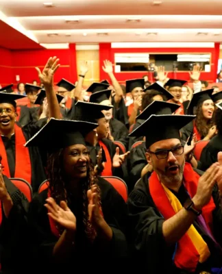 Formandos da Universidade das Quebradas celebram periferia na ABL