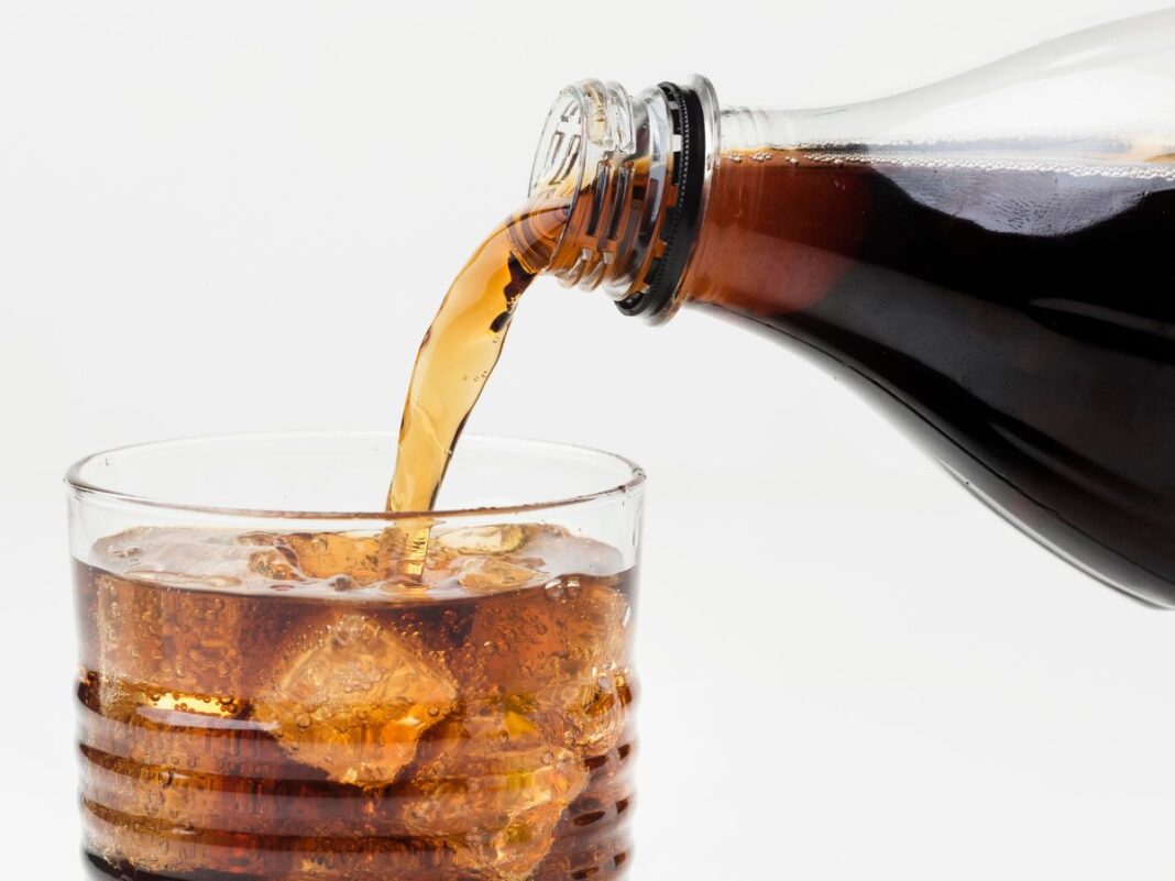 Garrafa e copo de refrigerante