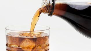 Garrafa e copo de refrigerante