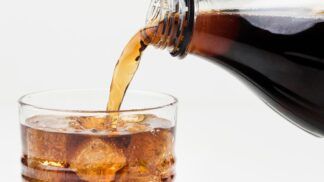 Garrafa e copo de refrigerante