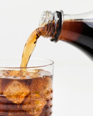 Garrafa e copo de refrigerante