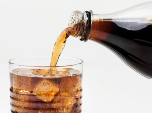 Garrafa e copo de refrigerante