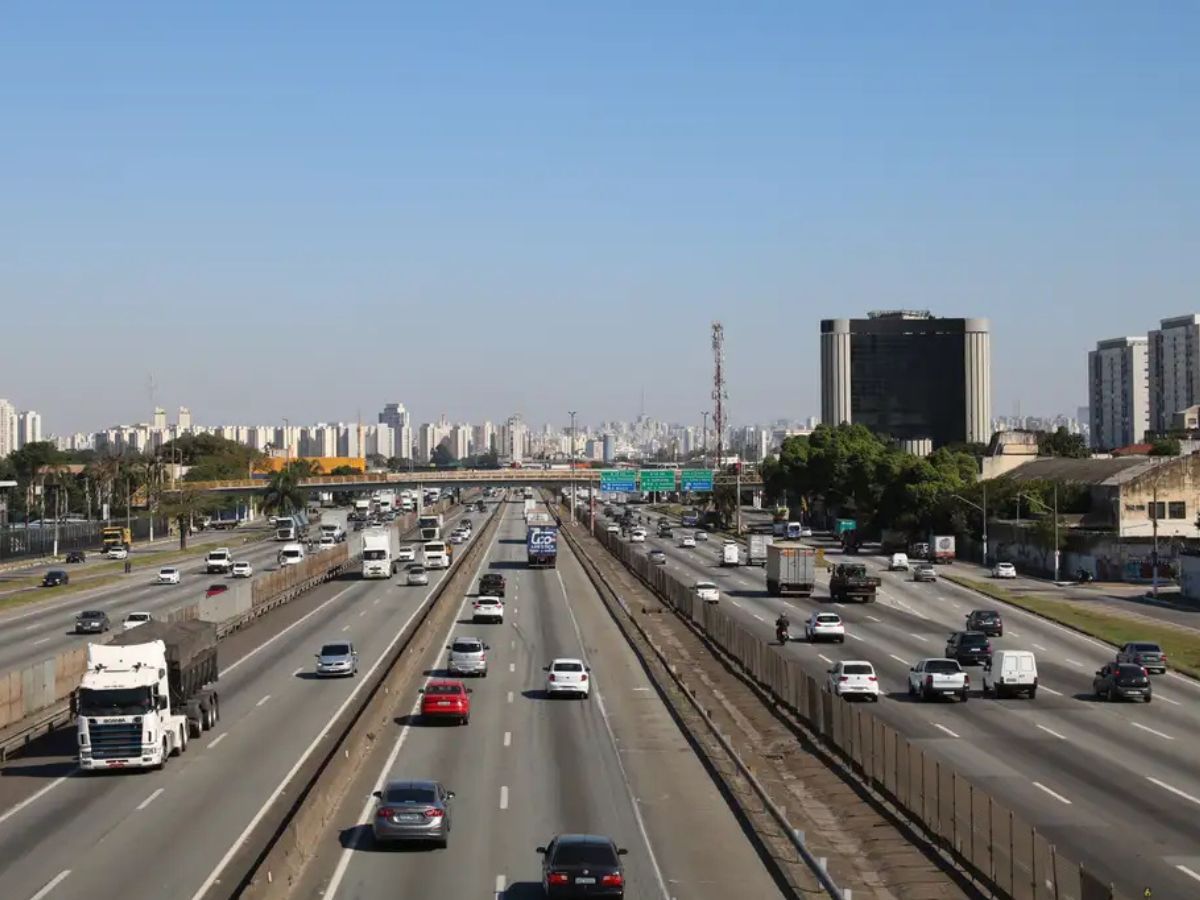 Pistas de asfalto de rodovia, com carros