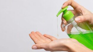 Pessoa passando sabonete líquido nas mãos