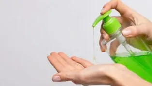 Pessoa passando sabonete líquido nas mãos