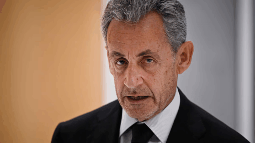 Close de Sarcozy olhando para a câmera