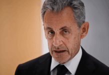 Close de Sarcozy olhando para a câmera