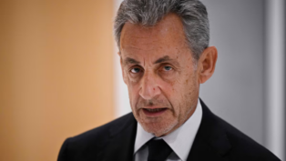 Close de Sarcozy olhando para a câmera