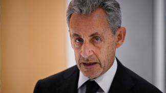 Close de Sarcozy olhando para a câmera