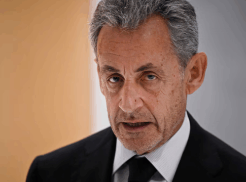 Close de Sarcozy olhando para a câmera