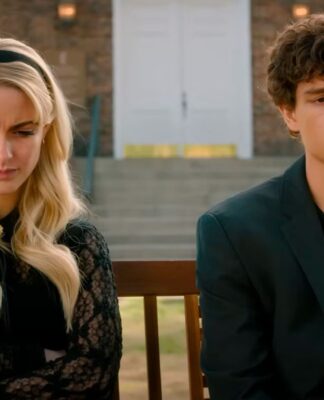 Um casal de jovens estão sentados lado a lado. A garota é branca e loira. O garoto é branco e moreno.