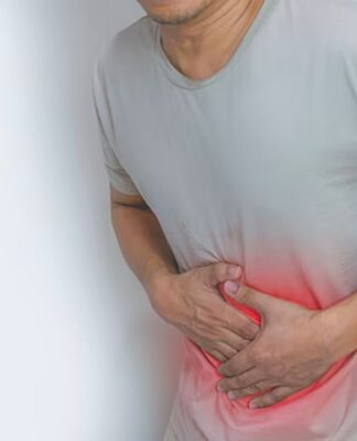 Homem com dor na barriga