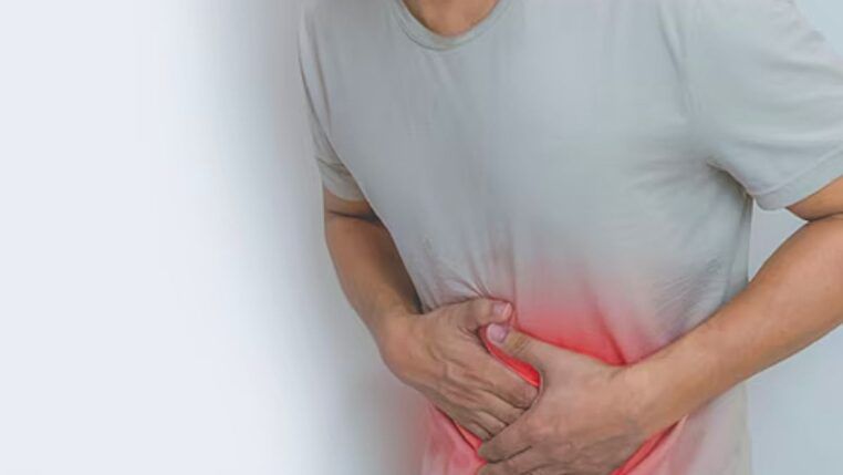 Homem com dor na barriga