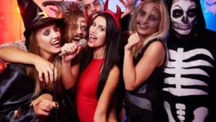 Grupo de amigos fantasiados para o halloween