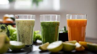 Três copos de suco detox
