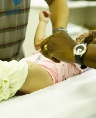 Baixa vacinação reacende alerta para volta da pólio no Rio