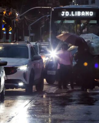 Trânsito na cidade de São Paulo (SP) em dia chuvoso