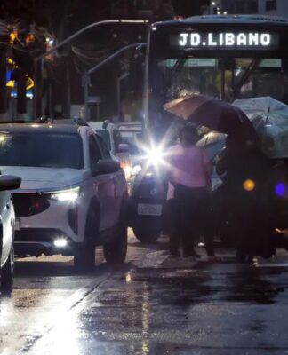 Trânsito na cidade de São Paulo (SP) em dia chuvoso