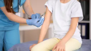 criança sendo vacinada