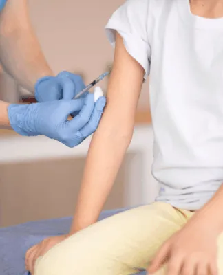 criança sendo vacinada