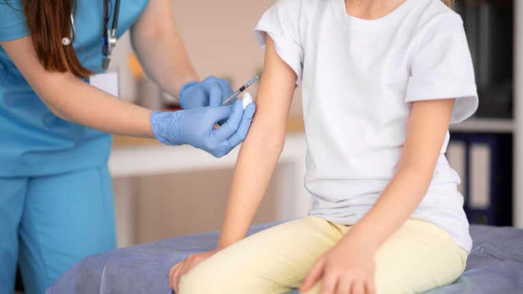 criança sendo vacinada