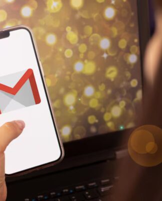 Mão segurando o celular com o logo do Gmail