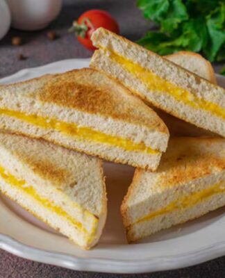 sanduíche de ovo cortado em triângulos no pão de forma