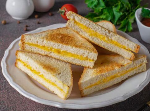 sanduíche de ovo cortado em triângulos no pão de forma