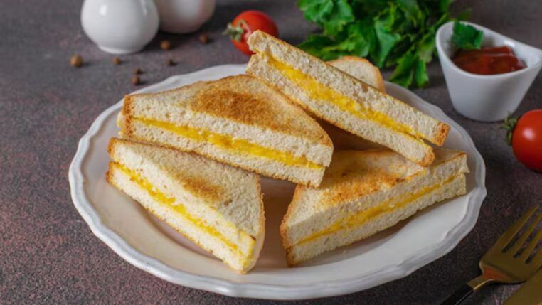 sanduíche de ovo cortado em triângulos no pão de forma