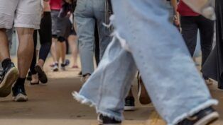 Pessoas indo prestar vestibular