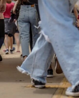 Pessoas indo prestar vestibular