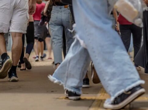 Pessoas indo prestar vestibular