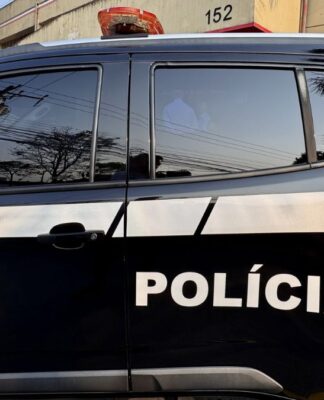 Polícia faz operação para apreender maquinário e insumos de bebidas falsificadas