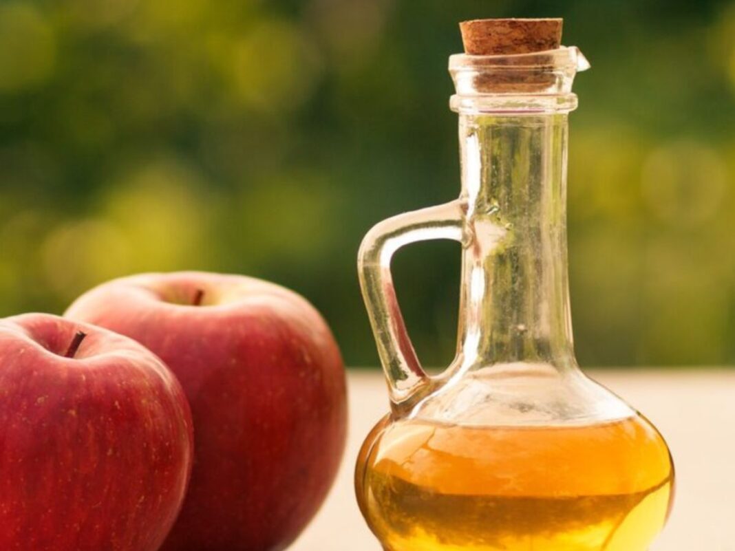 Vinagre de maçã em cima de uma mesa de madeira