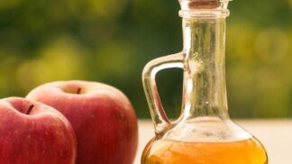Vinagre de maçã em cima de uma mesa de madeira