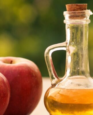 Vinagre de maçã em cima de uma mesa de madeira